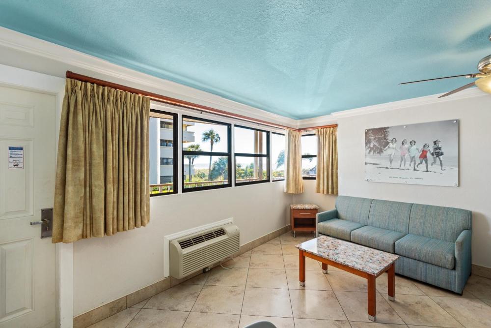 Deluxe Efficiency Suite: 2 Queen Beds and 1 Sleeper Sofa interior